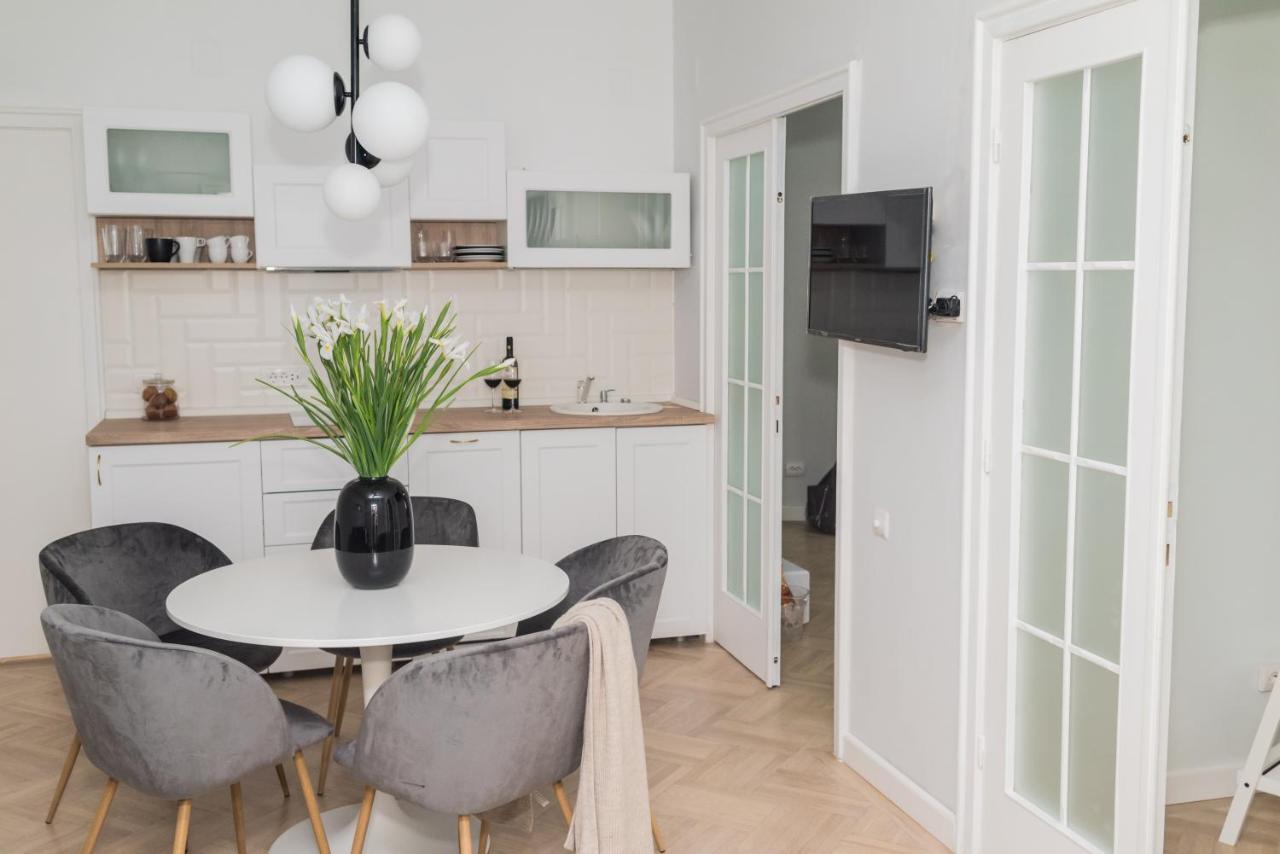 Explore The City From Its Center In A Chic Balcony Apartment Bucarest Extérieur photo