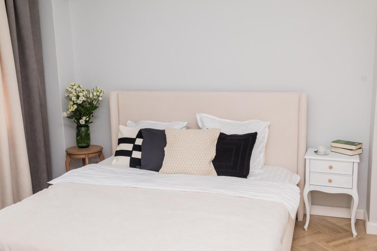 Explore The City From Its Center In A Chic Balcony Apartment Bucarest Extérieur photo