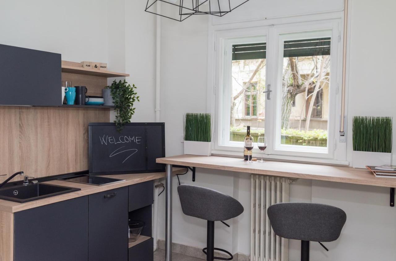 Explore The City From Its Center In A Chic Balcony Apartment Bucarest Extérieur photo
